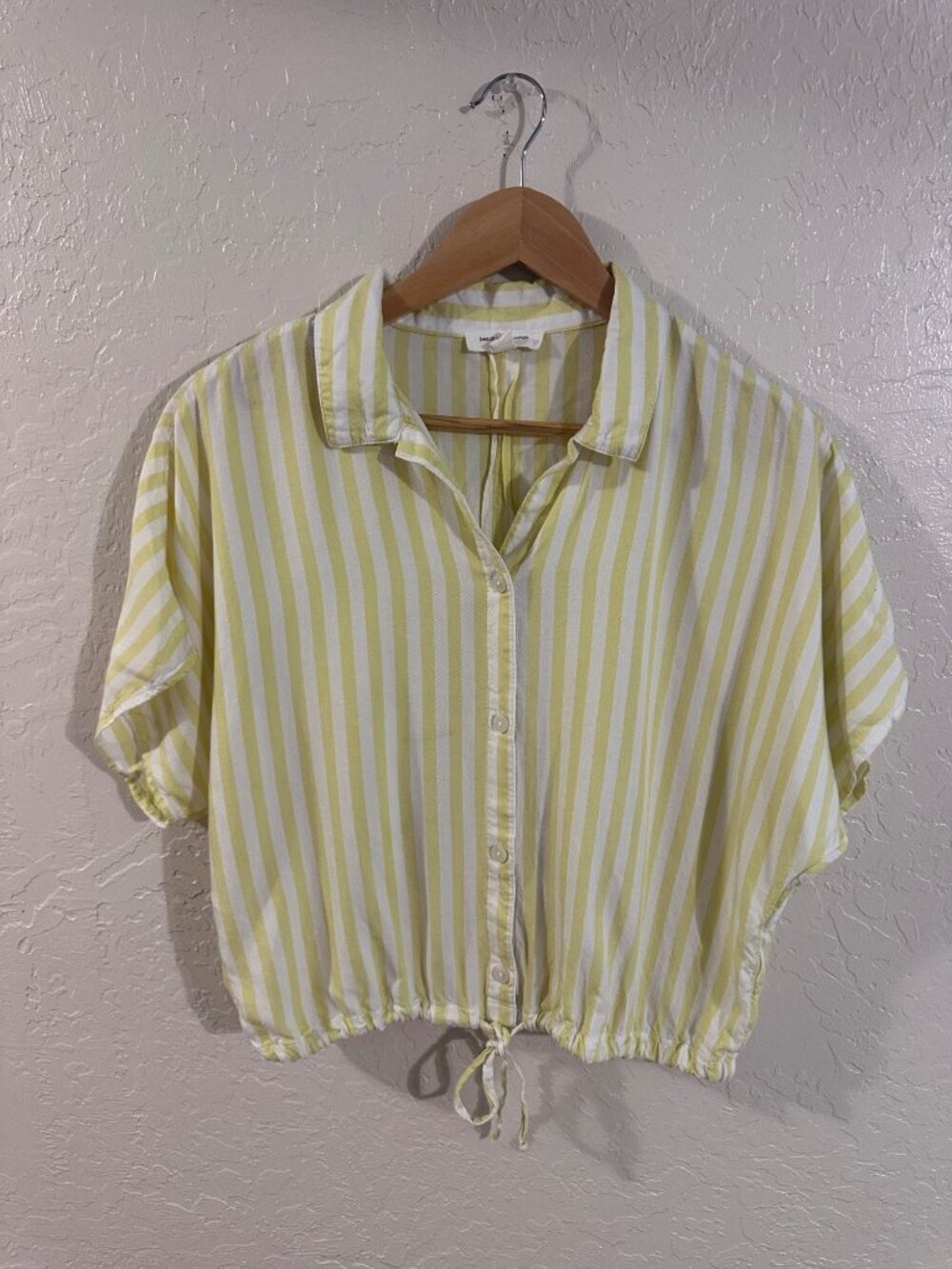 Beachlunchlounge Yellow & White Tie Cinch Bottom Button Up Summer Blouse